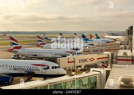 Aeroporto GATWICK di Londra, Regno Unito - 29 dicembre 2019: British Airways Jet all'aeroporto di Gatwick con altri aerei sullo sfondo Foto Stock