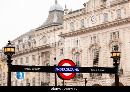 Londra, Regno Unito - 31 dicembre 2019: Uscita Piccadilly circus della metropolitana con edifici sullo sfondo Foto Stock