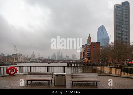 Londra, Regno Unito - 31 dicembre 2019: Vista urbana di Londra con edifici e fiume Tamigi in una giornata torbida Foto Stock