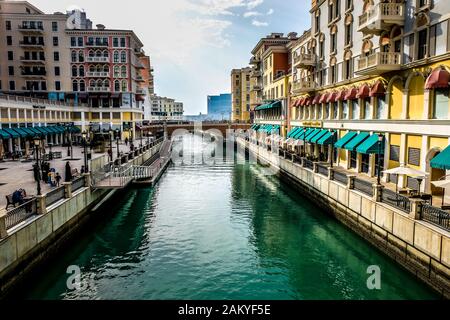 Canali Nel Pearl Qatar. Un'area residenziale con molte caffetterie, ristoranti e caffetterie Foto Stock