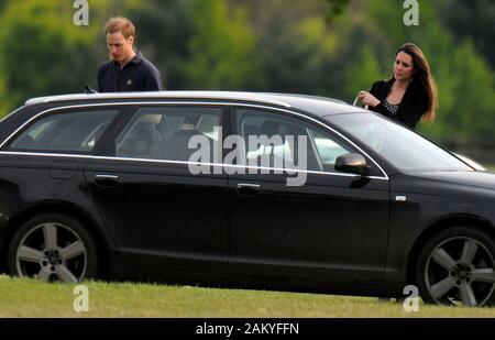 Il principe William con Kate Middleton al Cowarth park Polo torneo nel 2009. Foto Stock