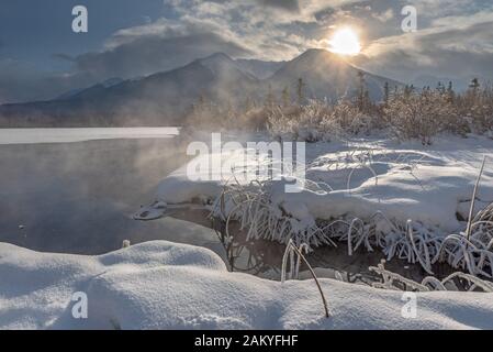 Nebbia da una sorgente di zolfo ai laghi Vermilion nel Parco Nazionale di Banff, Alberta, Canada Foto Stock