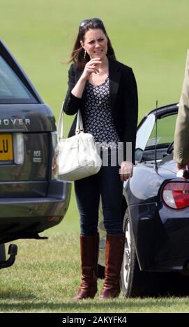 Il principe William con Kate Middleton al Cowarth park Polo torneo nel 2009. Foto Stock