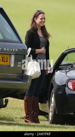 Il principe William con Kate Middleton al Cowarth park Polo torneo nel 2009. Foto Stock