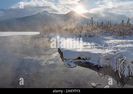 Nebbia da una sorgente di zolfo ai laghi Vermilion nel Parco Nazionale di Banff, Alberta, Canada Foto Stock