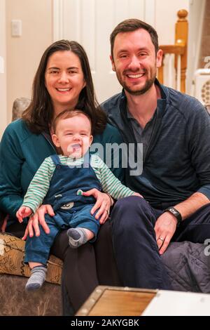 Azienda madre sorridente sette mesi baby boy Foto Stock