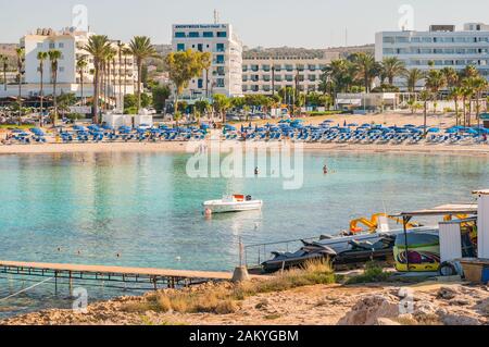 Aya NAPA, CIPRO - 8 GIUGNO 2018: Vista della superficie dell'acqua smeraldo e della spiaggia di Cipro. Sandy Bay, Ayia Napa Foto Stock