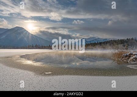 Nebbia da una sorgente di zolfo ai laghi Vermilion nel Parco Nazionale di Banff, Alberta, Canada Foto Stock