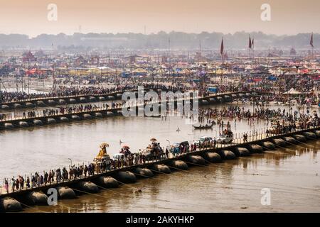 Kumbh Mela festival in Allahabad, Uttar Pradesh, India, folla che attraversa ponti pontone sul fiume Gange. Foto Stock