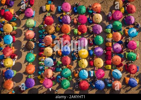 Vista aerea dall'alto dei colorati ombrelloni della famosa spiaggia di Seminyak a Bali, Indonesia. Foto Stock