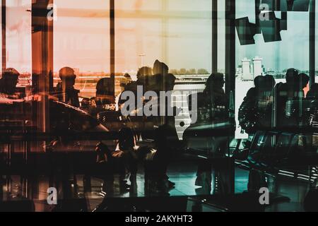 silhouette di persone in aeroporto, concetto di viaggio di fondo Foto Stock