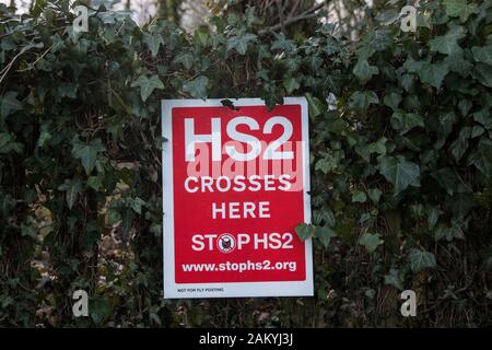 Wendover, Regno Unito. Il 10 gennaio, 2020. Un segno al di fuori della neo-costituita Wendover resistenza attiva Camp. Arrestare HS2 attivisti provenienti da tutto il Regno Unito ha istituito il camp nel bosco fuori Wendover sulla rotta proposta per HS2 attraverso il Chilterns AONB in risposta alle richieste di assistenza da parte dei membri della comunità locale anziché il collegamento ferroviario ad alta velocità. Credito: Mark Kerrison/Alamy Live News Foto Stock