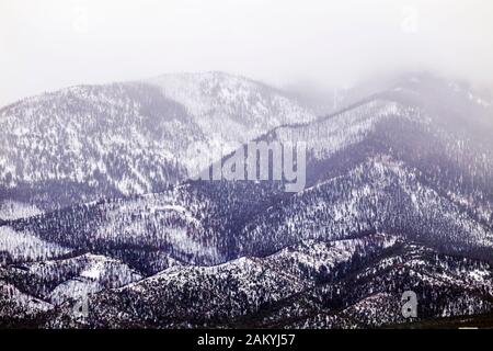 Tempesta invernale nuvoloso vista di coperte di neve montagna metodista; Sangre de Cristo Range; vicino a Salida; Coloraod; USA Foto Stock