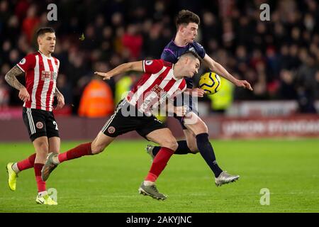 Sheffield, Regno Unito. Decimo gen, 2020. Declan riso del West Ham United gestisce la palla in testa fino a West Ham VAR non consentito obiettivo durante il match di Premier League tra Sheffield United e il West Ham United at Bramall Lane per il 10 gennaio 2020 a Sheffield, in Inghilterra. (Foto di Daniel Chesterton/phcimages.com) Credit: Immagini di PHC/Alamy Live News Foto Stock