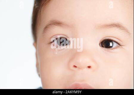 Triste pianto little Baby girl isolati su sfondo bianco Foto Stock