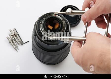 Riparazione lente digitale tema di servizio. Fissaggio di lavoro elettronico Foto Stock