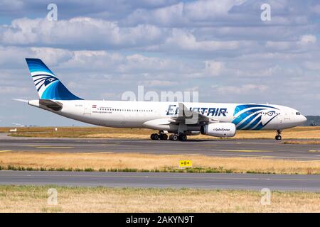 Parigi, Francia - 17 agosto 2018: Aeromobile Airbus A330 EgyptAir all'aeroporto Charles de Gaulle di Parigi (CDG) in Francia. Airbus è un costruttore di aeromobili Foto Stock