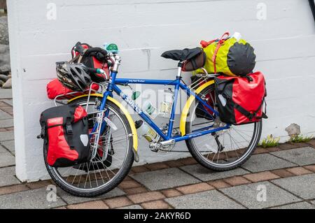 Bici da turismo, completamente carico di panniers, Parco Nazionale di Skaftadell, Islanda Foto Stock