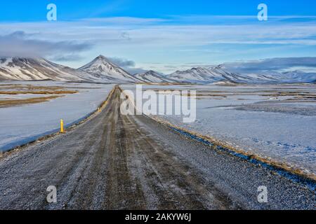 RingRoad n.. 1 vicino a Farm Mödrudalur, strada sterrata, catena montuosa innevata tra il lago Myvatn und città Egilsstadir, Islanda settentrionale Foto Stock