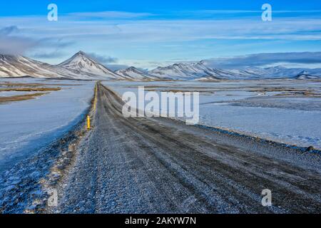 RingRoad n.. 1 vicino a Farm Mödrudalur, strada sterrata, catena montuosa innevata tra il lago Myvatn und città Egilsstadir, Islanda settentrionale Foto Stock