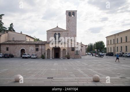 Chiesa romanica di Santa Maria Infraportas nel centro storico di Foligno in Umbria, Italia. 21 agosto 2019, la più antica chiesa di Foligno © Wojciech S Foto Stock