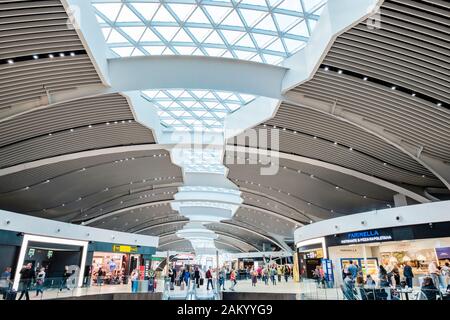 Viaggi in aeroporto, shopping al terminal dell'aeroporto, lounge partenze dell'aeroporto di Roma Fiumicino, Roma, Italia Foto Stock