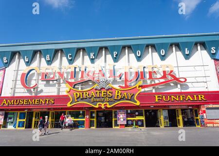 Central Pier Pirates Bay Entertainment Arcade & Bar, Central Pier, Blackpool, Lancashire, Inghilterra, Regno Unito Foto Stock