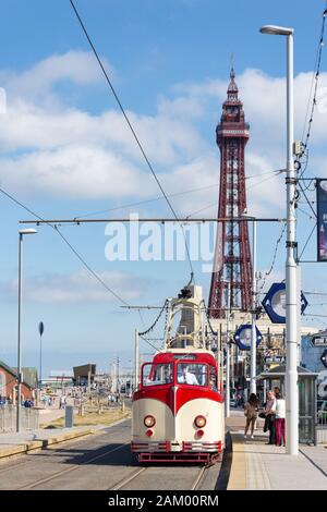 Macchina di barca Heritage che si avvicina alla fermata del tram, Ocean Boulevard, Promenade, Blackpool, Lancashire, Inghilterra, Regno Unito Foto Stock