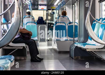 un tiro di soppiatto da un tram con pochi popoli e posti vuoti - non vi è alcun volto può essere riconosciuto. foto ha preso a izmir / turchia. Foto Stock