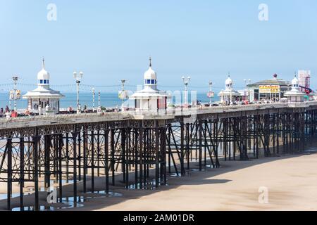 Spiaggia E North Pier, The Promenade, Blackpool, Lancashire, Inghilterra, Regno Unito Foto Stock