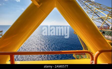 Una struttura a bordo di una piattaforma di produzione offshore Foto Stock