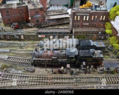 HO motori a vapore su un sapientemente dettagliata del modello di layout del treno Foto Stock