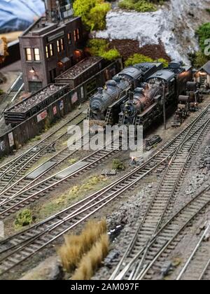HO motori a vapore su un sapientemente dettagliata del modello di layout del treno Foto Stock