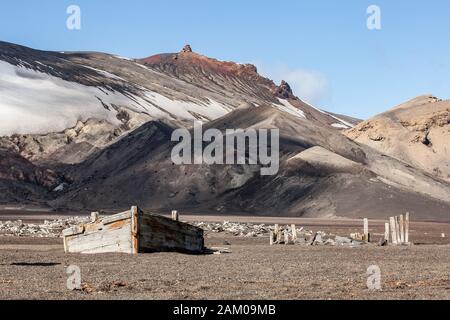 Rovine della stazione di caccia alle balene, Deception Island, South Shetland Islands, Antartide Foto Stock