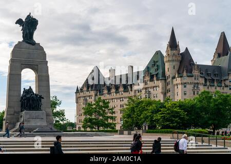 L'hotel Fairmont Château Laurier e il National War Memorial di Ottawa, situato sul canale Rideau. Foto Stock