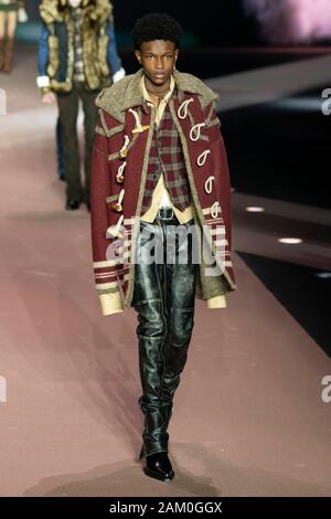 Milano, Italia. Decimo gen, 2020. DSQUARED2 Autunno/Inverno 2020/2021 pista durante la Fashion Week di Milano gli uomini Contatti Gennaio 2020 - Milano, Italia 10/01/2020 | Utilizzo di credito in tutto il mondo: dpa/Alamy Live News Foto Stock