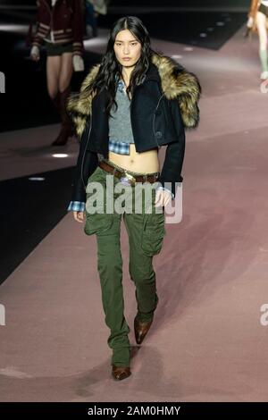 Milano, Italia. Decimo gen, 2020. DSQUARED2 Autunno/Inverno 2020/2021 pista durante la Fashion Week di Milano gli uomini Contatti Gennaio 2020 - Milano, Italia 10/01/2020 | Utilizzo di credito in tutto il mondo: dpa/Alamy Live News Foto Stock