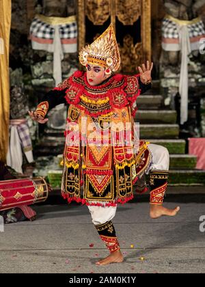 Giovane Balinese che esegue la danza del guerriero Baris indossando costumi tradizionali al tempio pura Saraswati a Ubud, Bali, Indonesia. Foto Stock