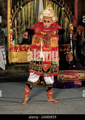 Giovane Balinese che esegue la danza del guerriero Baris indossando costumi tradizionali al tempio pura Saraswati a Ubud, Bali, Indonesia. Foto Stock