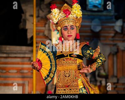 Ballerina balinese che esibisce danza Legong indossando costumi tradizionali al tempio pura Saraswati a Ubud, Bali, Indonesia. Foto Stock
