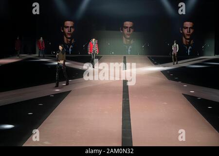Milano, Italia. Decimo gen, 2020. DSQUARED2 Autunno/Inverno 2020/2021 pista durante la Fashion Week di Milano gli uomini Contatti Gennaio 2020 - Milano, Italia 10/01/2020 | Utilizzo di credito in tutto il mondo: dpa/Alamy Live News Foto Stock