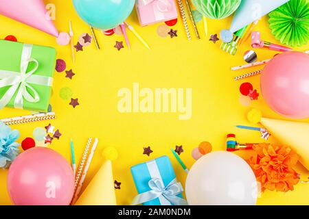 Parte colorata di un compleanno o di sfondo di carnevale Foto stock - Alamy