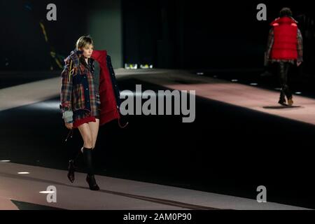 Milano, Italia. Decimo gen, 2020. DSQUARED2 Autunno/Inverno 2020/2021 pista durante la Fashion Week di Milano gli uomini Contatti Gennaio 2020 - Milano, Italia 10/01/2020 | Utilizzo di credito in tutto il mondo: dpa/Alamy Live News Foto Stock