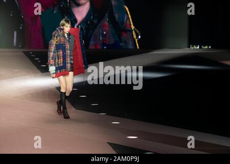 Milano, Italia. Decimo gen, 2020. DSQUARED2 Autunno/Inverno 2020/2021 pista durante la Fashion Week di Milano gli uomini Contatti Gennaio 2020 - Milano, Italia 10/01/2020 | Utilizzo di credito in tutto il mondo: dpa/Alamy Live News Foto Stock