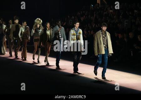 Milano, Italia. Decimo gen, 2020. DSQUARED2 Autunno/Inverno 2020/2021 pista durante la Fashion Week di Milano gli uomini Contatti Gennaio 2020 - Milano, Italia 10/01/2020 | Utilizzo di credito in tutto il mondo: dpa/Alamy Live News Foto Stock