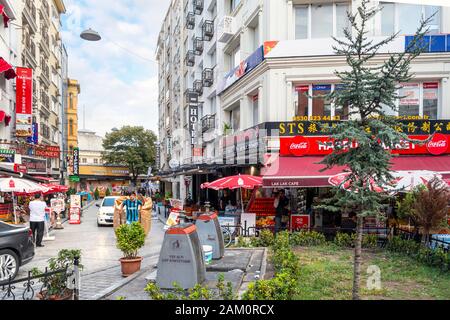 Un angolo di strada vivace e colorato con caffè, negozi e hotel, nel quartiere turistico di Sultanahmet di Istanbul, Turchia. Foto Stock