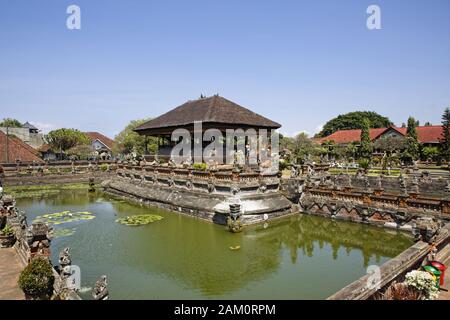 Bale Kambang o padiglione flottante di Klungkung Palace in Semarapura, Bali, Indonesia Foto Stock