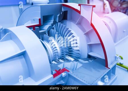 Turbina con meccanismo in metallo dettagli su sfondo blu Foto Stock