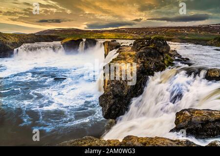 La cascata di Goðafoss nel nord dell'Islanda al tramonto, l'Europa. Foto Stock