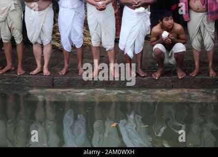 Kathmandu, Nepal. Decimo gen, 2020. Nepalese devoti indù che offre la preghiera rituale presso la banca di fiume Hanumante durante Madhav Narayan Festival o Swasthani Brata Katha festival a Bhaktapur, Nepal il Venerdì, 10 gennaio 2020. I devoti di andare in pellegrinaggio a vari templi, eseguire rituali religiosi, prendere un bagno santo nei fiumi e veloci per un mese, soprattutto fra le donne che credono che il digiuno aiuta nella loro famiglia e benessere o nel far loro un buon marito. (Foto di Subash Shrestha che/Pacific Stampa) Credito: Pacific Press Agency/Alamy Live News Foto Stock